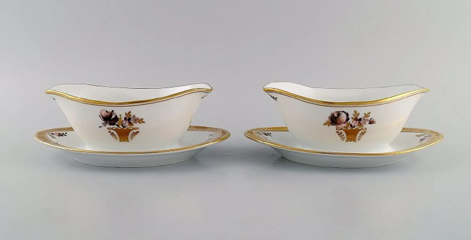 Zwei Porzellan-Saucenschalen mit Blumenmuster aus der Royal Copenhagen Golden Basket Kollektion