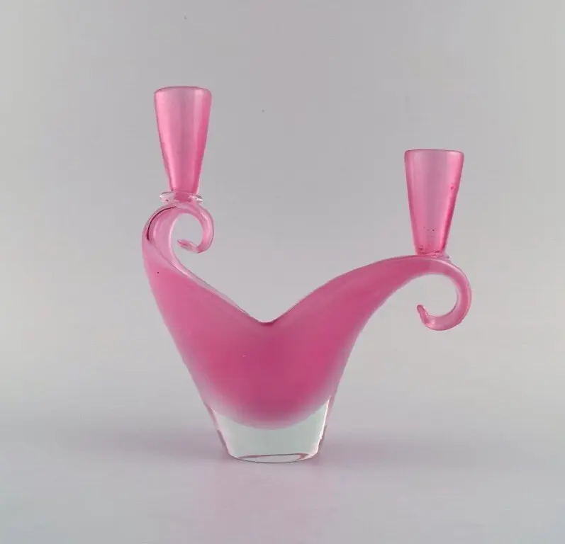 Zweiarmiger Kerzenhalter aus rosa, mundgeblasenem Murano-Kunstglas