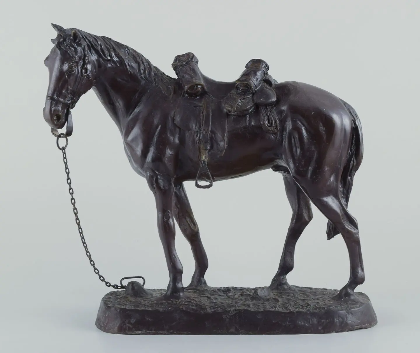 Anonymer Bildhauer. Monumentale Pferdeskulptur auf einem Sockel