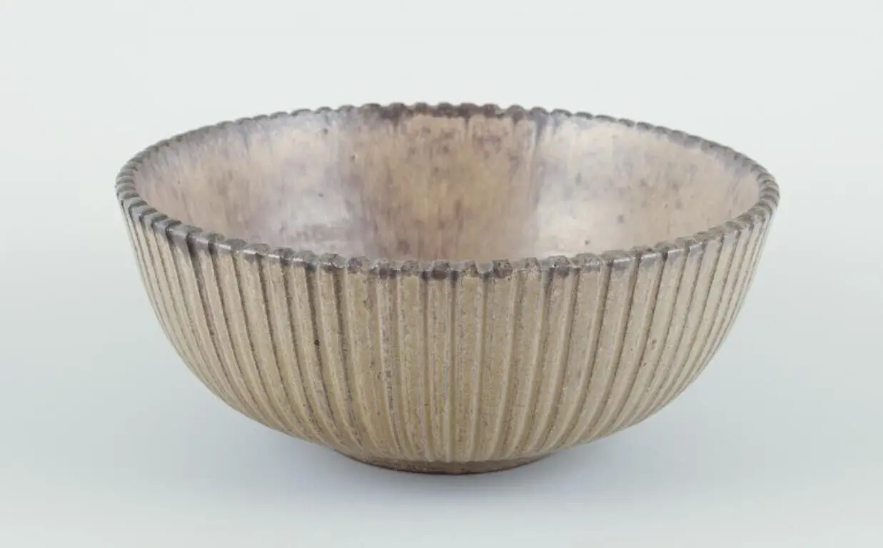 Arne Bang, Dänemark. Schale aus glasiertem Keramik mit geriffeltem Design