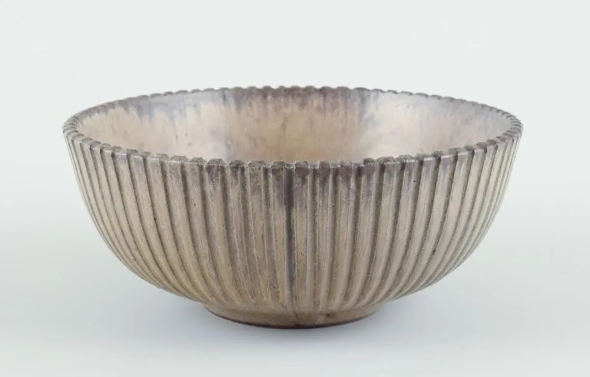 Arne Bang, Dänemark. Schale aus glasiertem Keramik mit geriffeltem Design