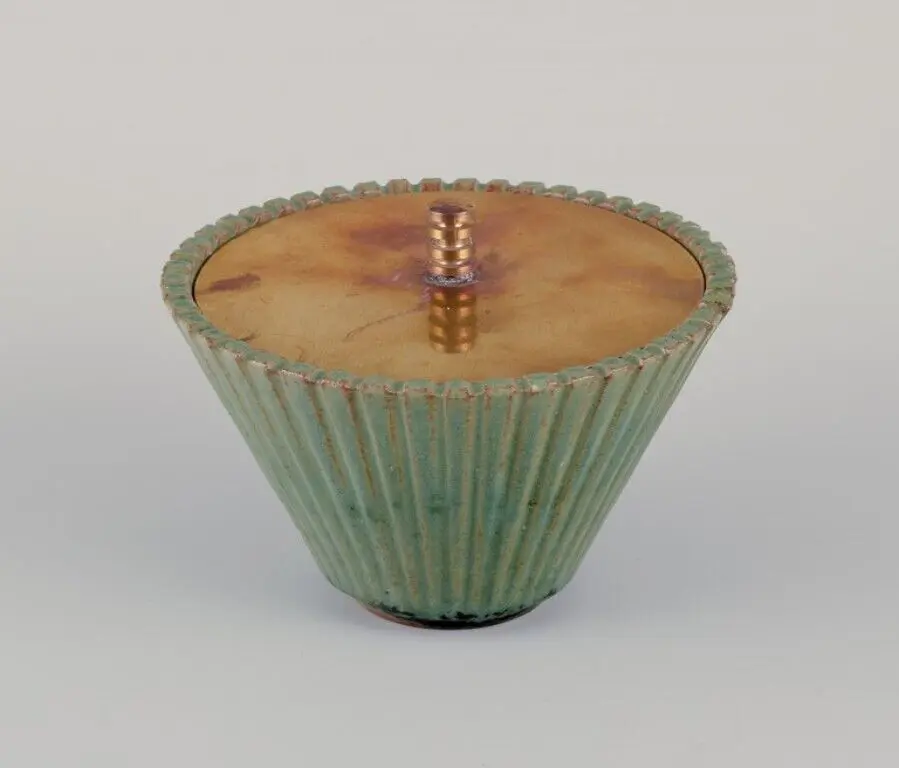 Arne Bang. Keramikvase mit Deckel aus patiniertem Messing. Mitte des 20. Jahrhunderts