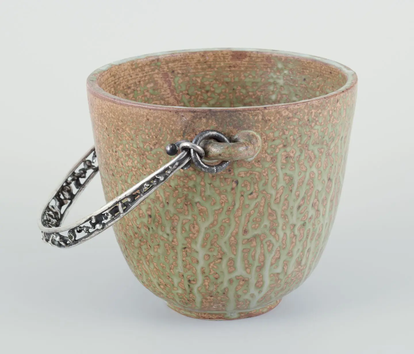 „Arne Bang und Aage Weimar. Großer Keramikeiskühler mit Griff aus 830er Silber.“