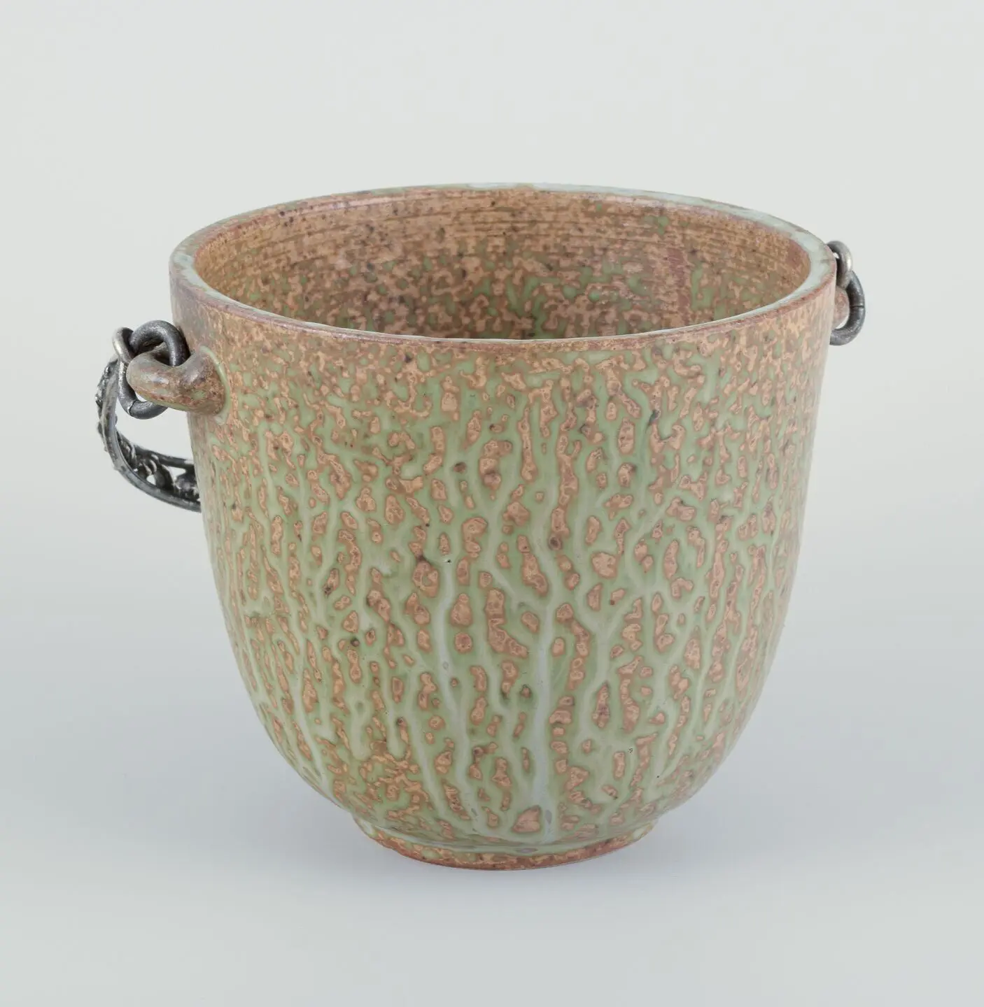 „Arne Bang und Aage Weimar. Großer Keramikeiskühler mit Griff aus 830er Silber.“