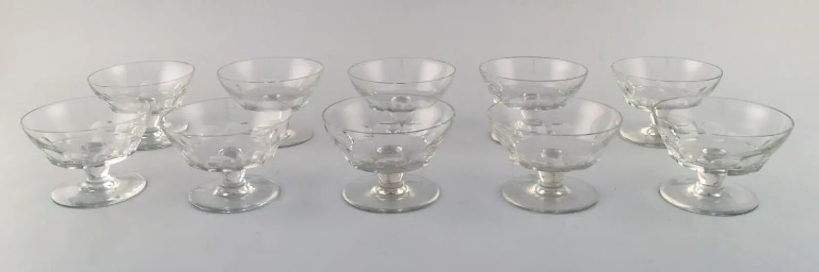 Baccarat, Frankreich. Zehn facettierte Art Deco Brillen aus Kunstglas, 1930er/40er Jahre