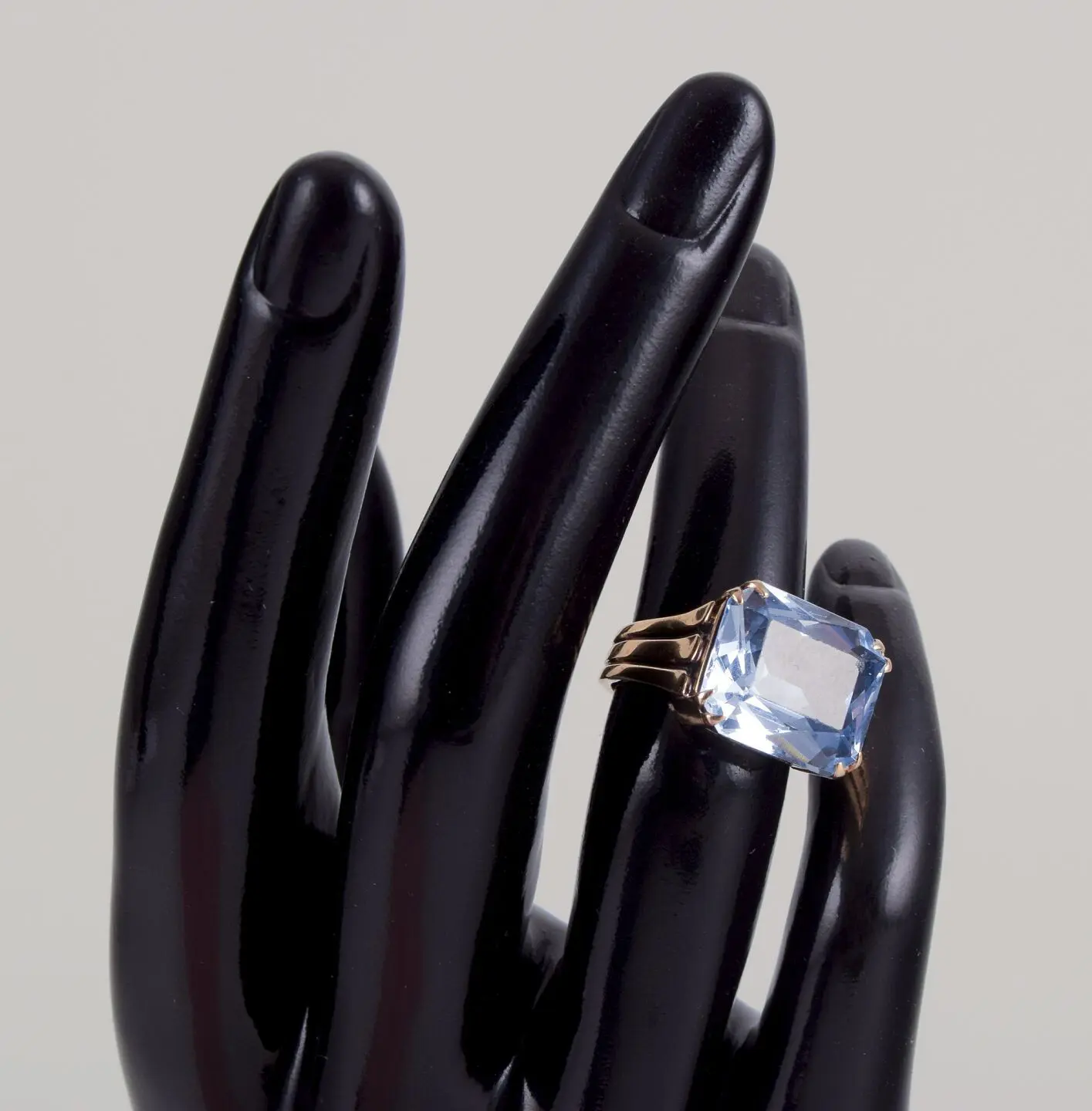 Bernhard Hertz, Dänemark. 14 Karat Goldring mit leuchtend blauem Halbedelstein