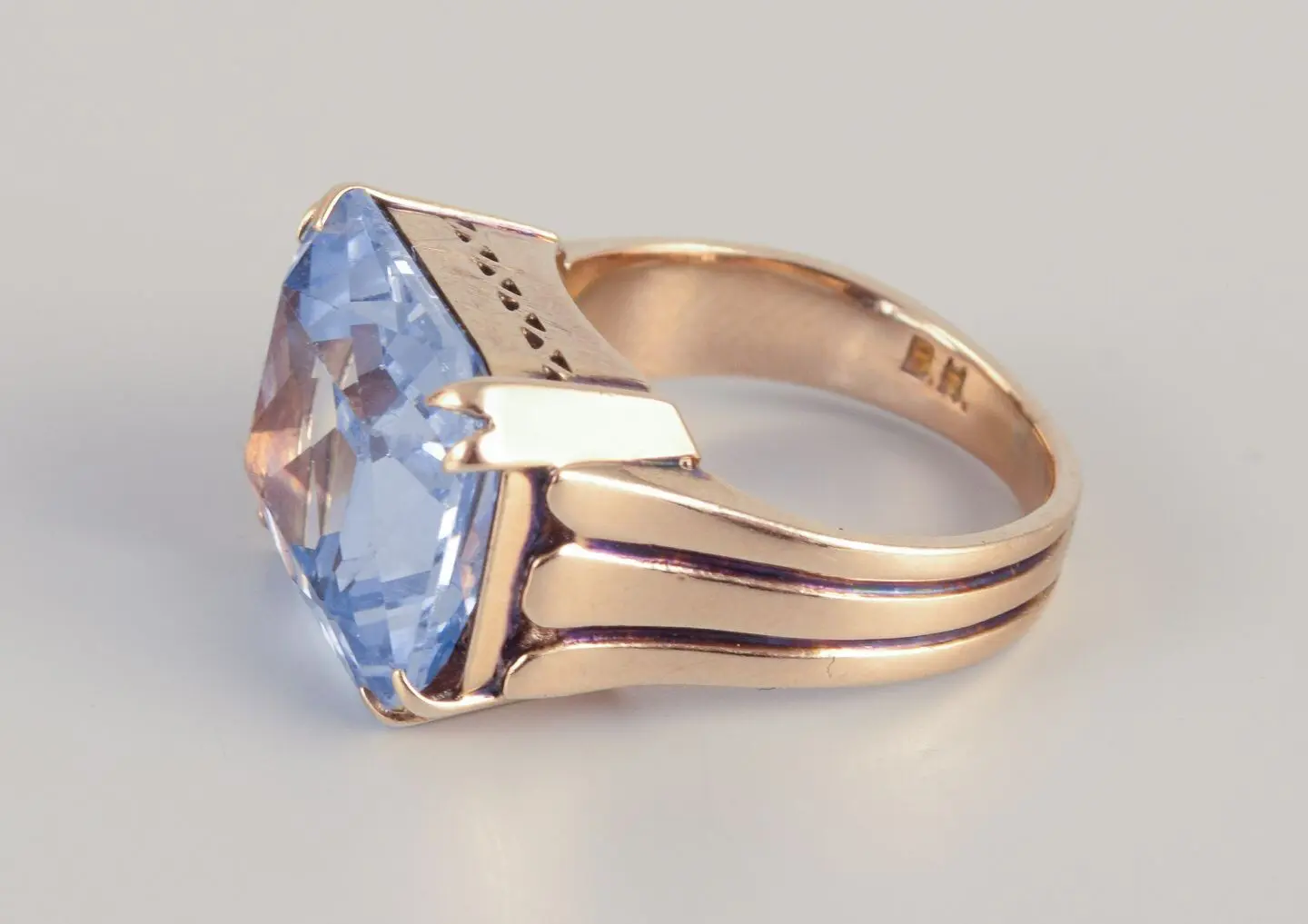 Bernhard Hertz, Dänemark. 14 Karat Goldring mit leuchtend blauem Halbedelstein