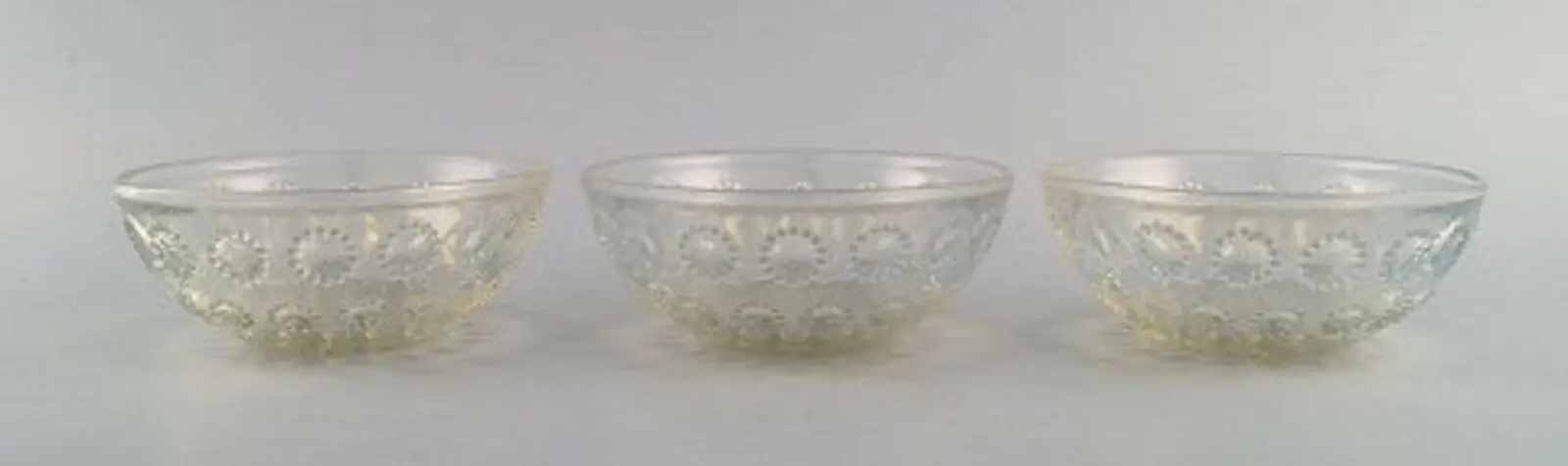 Drei frühe Schalen aus Kunstglas von René Lalique mit dem Motiv 'Asters'. Vor 1945 datiert