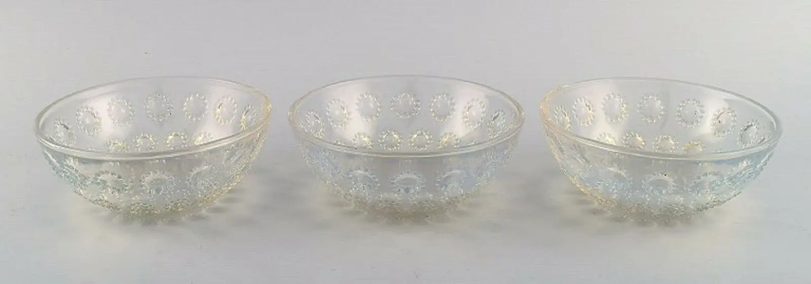 Drei frühe Schalen aus Kunstglas von René Lalique mit dem Motiv 'Asters'. Vor 1945 datiert