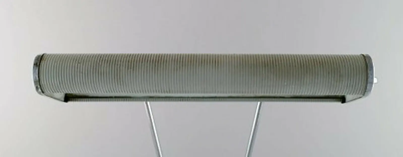 Eileen Gray 1878-1976. Art Deco Tischlampe aus verchromtem Eisen,