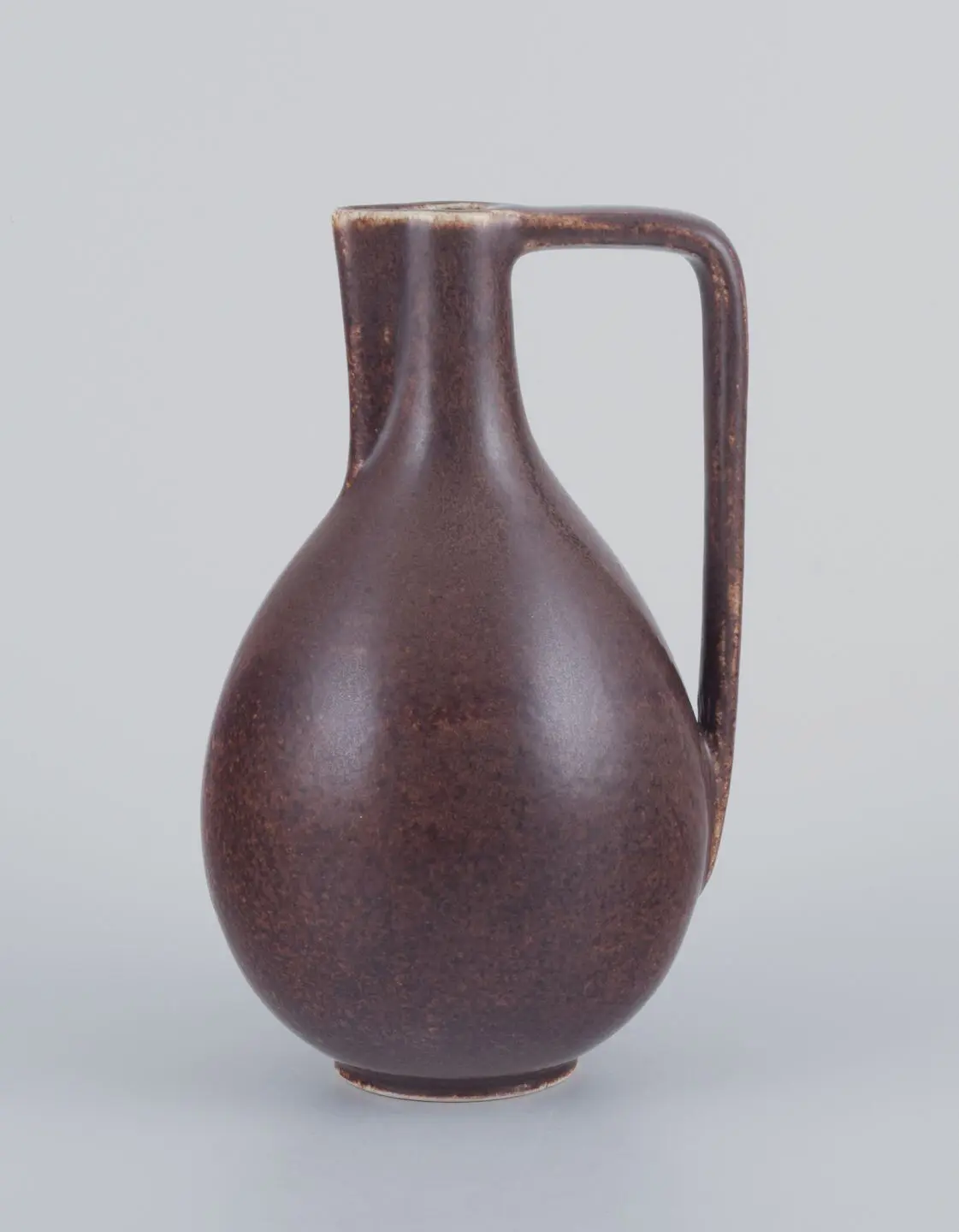 Eva Stæhr-Nielsen, Saxbo, dänische Keramikerin. Seltenes 'Pistolen'-Gefäß mit brauner Glasur