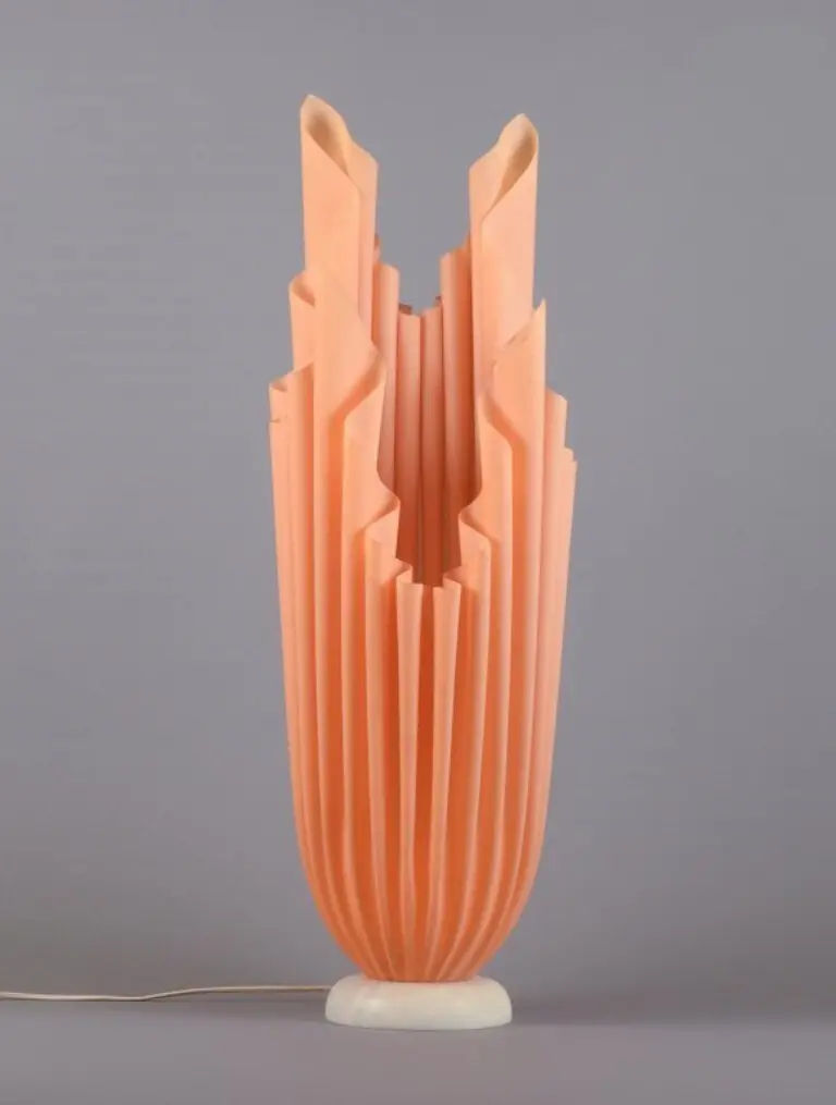 Französische Designerin Georgia Jacobs: Rosa Kunstharz-Stehlampe