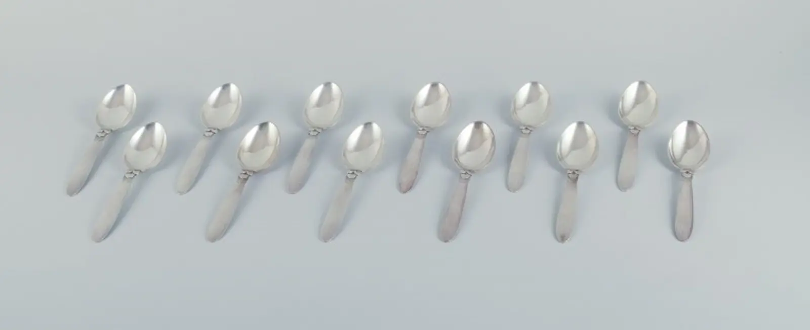 Georg Jensen Kaktus: Zwölf Dessertlöffel aus Sterlingsilber im Set