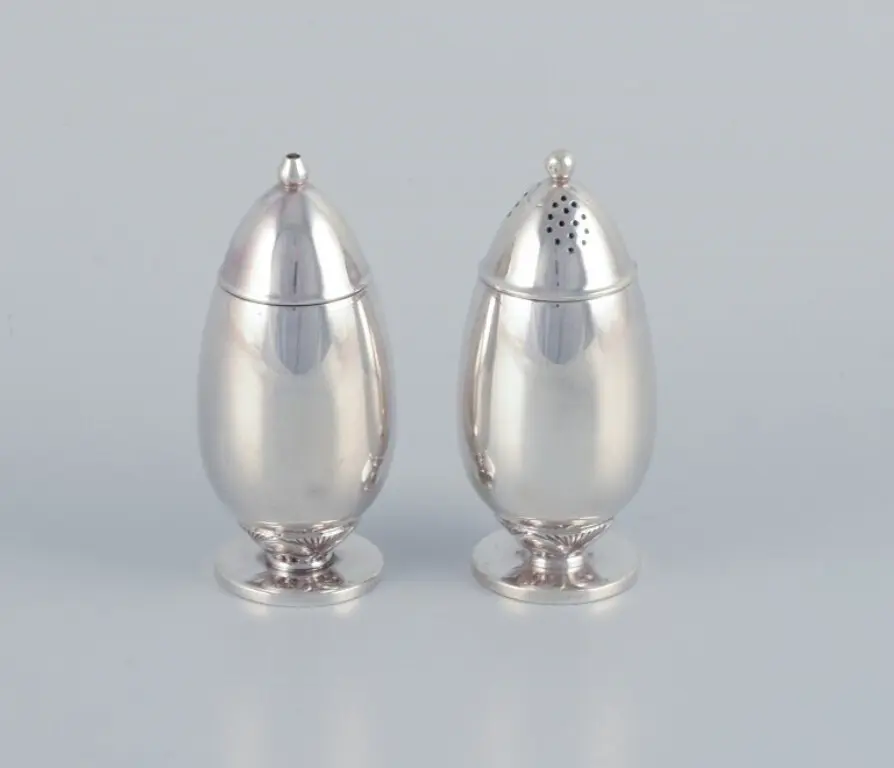 Gundorph Albertus (1887-1970) für Georg Jensen. Salz- und Pfefferstreuer-Set