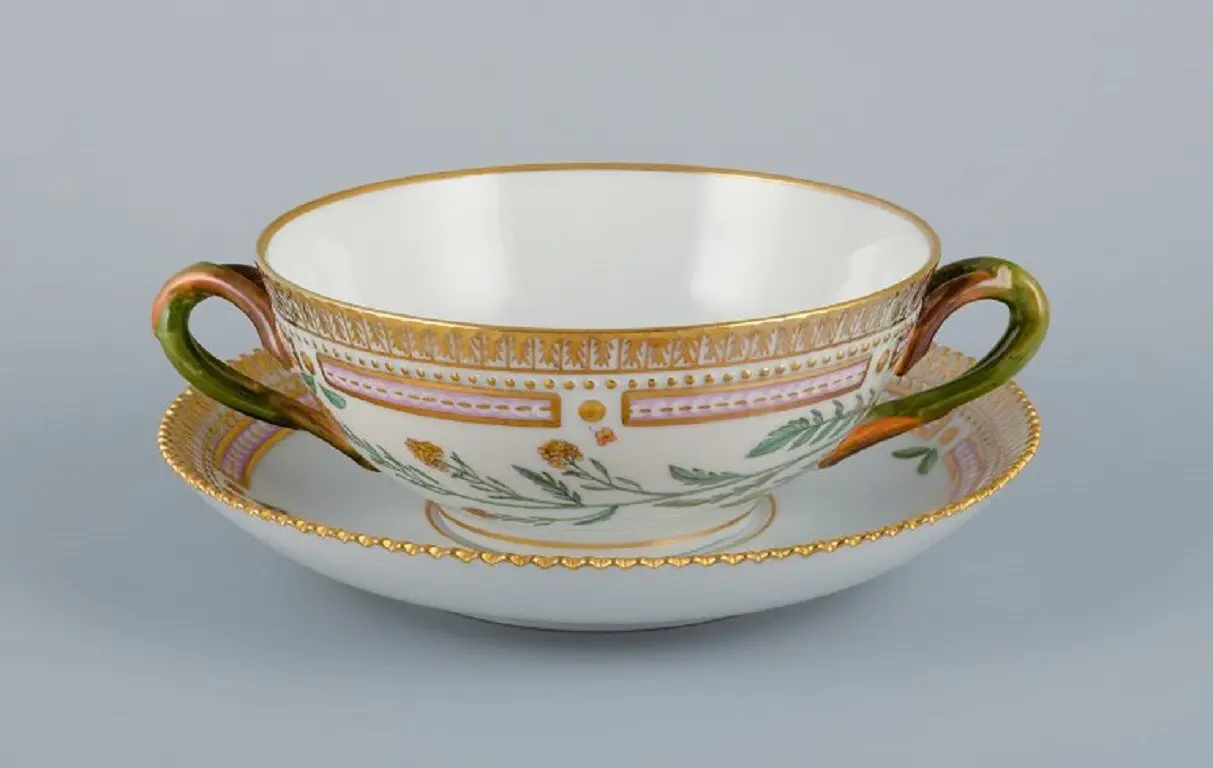 Handbemalte Porzellan-Brühentasse mit Untertasse von Royal Copenhagen Flora Danica