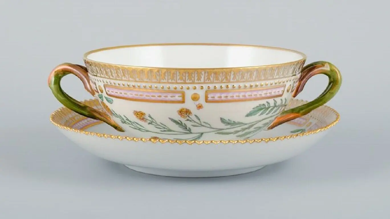 Handbemalte Porzellan-Brühentasse mit Untertasse von Royal Copenhagen Flora Danica