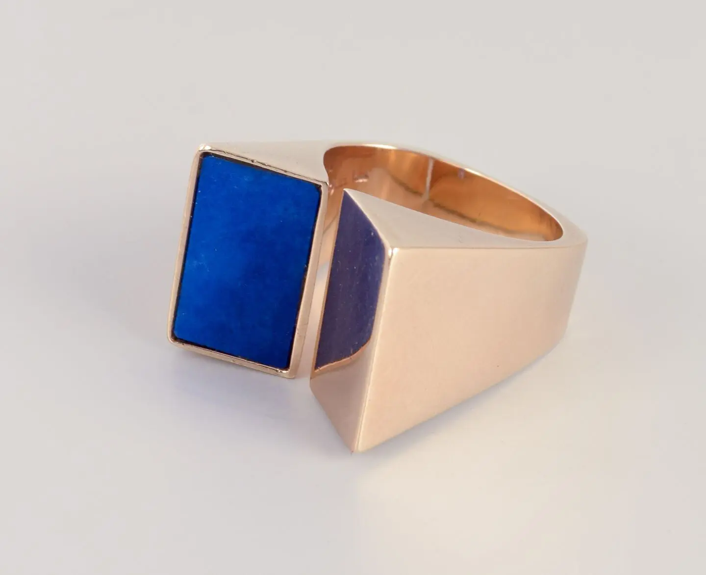 Ole Lynggaard. 14-karätiger Goldring mit Lapislazuli im modernen Design