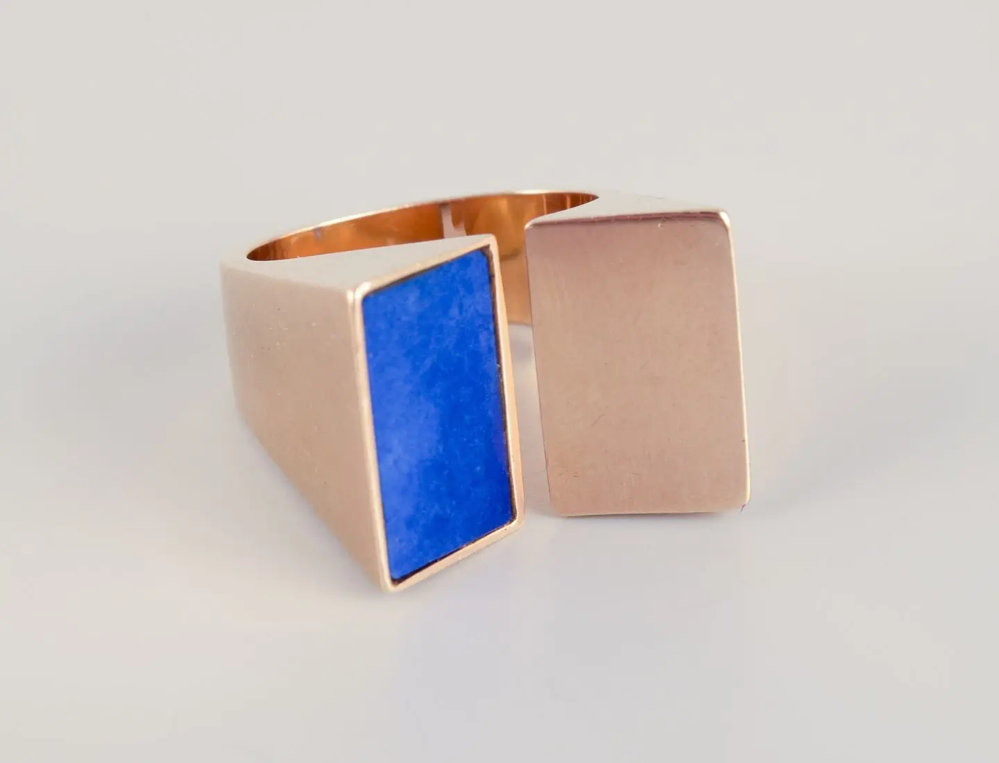 Ole Lynggaard. 14-karätiger Goldring mit Lapislazuli im modernen Design