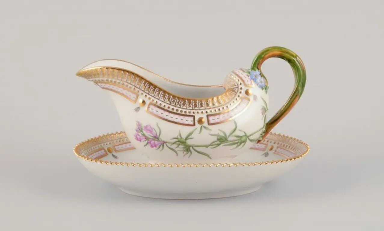 Royal Copenhagen Flora Danica Soßenkännchen mit Sockel. Verziert mit 24 Karat Gold
