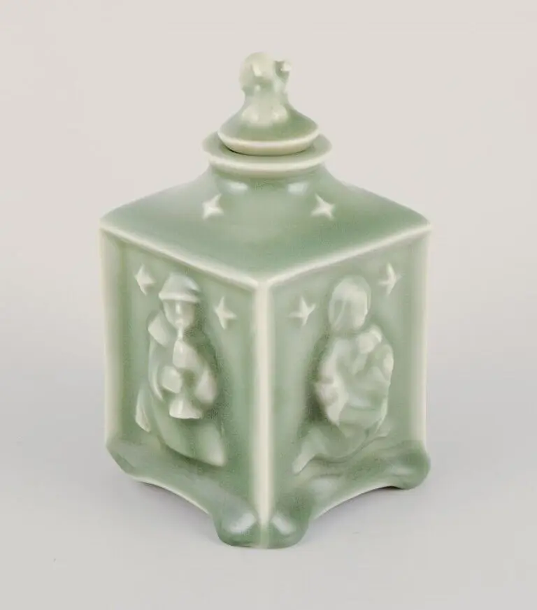 Seltene Teedose aus Keramik von Jais Nielsen für Royal Copenhagen mit Seladonglasur